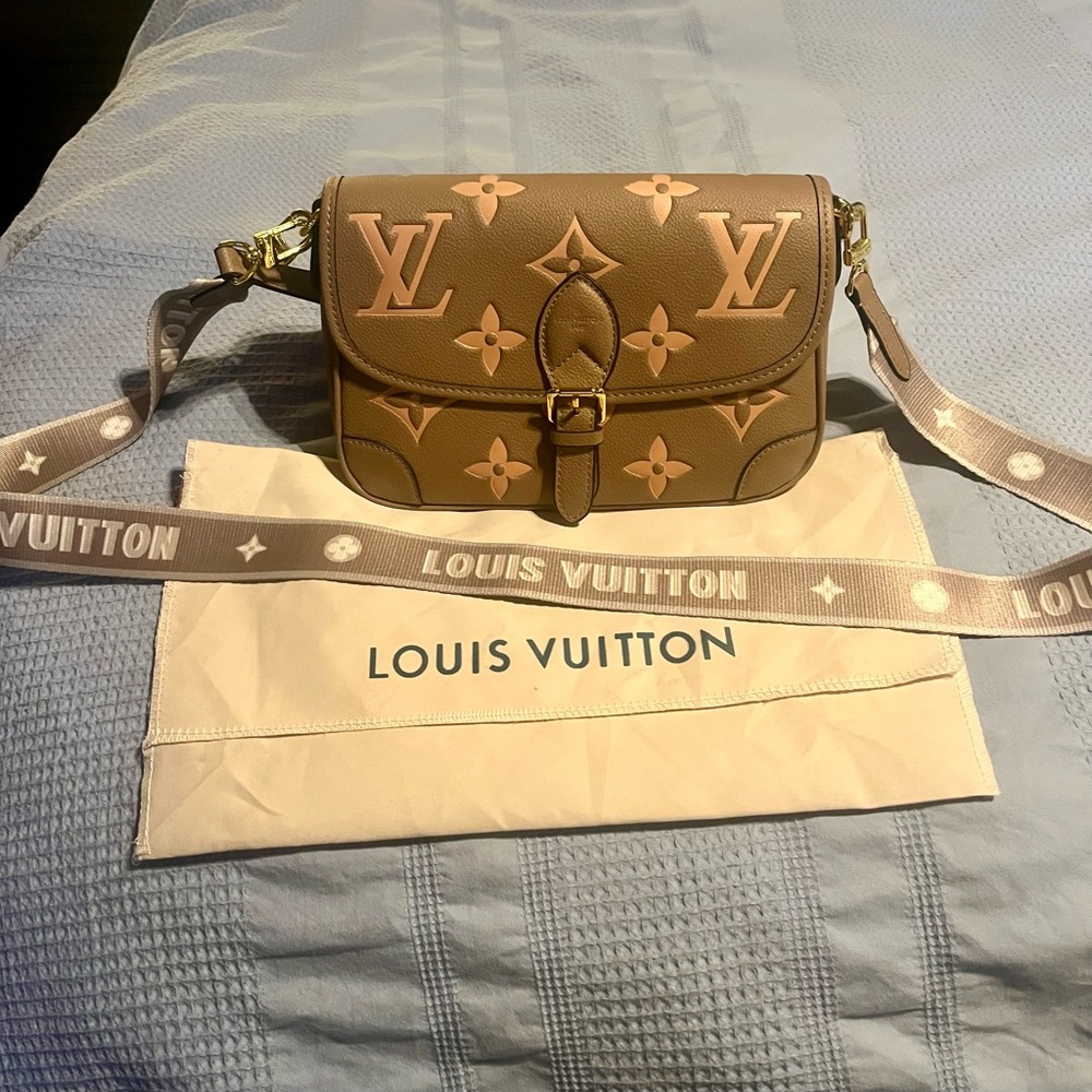Tan LV purse